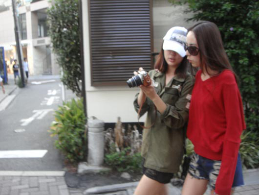 日本の旅行中に撮影された写真が話題になっているＢＡＢＹ　ＶＯＸの元メンバーのユン・ウネ（左）とカン・ミヨン。