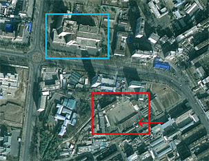 赤枠の建物が平壌保衛国戦車部隊の位置で、矢印が戦車を隠したところ。青枠の建物は金万有病院。（出典＝自由アジア放送）