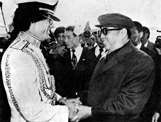 リビア最高指導者のカダフィー（右）が１９８２年１０月に平壌に到着し金日成主席と握手している（写真＝労働新聞）。