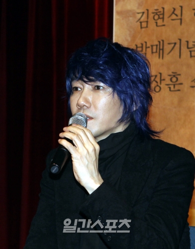 ３億ウォン（約２２００万円）の赤字を抱えてコンサートを企画したとされる歌手キム・ジャンフン。