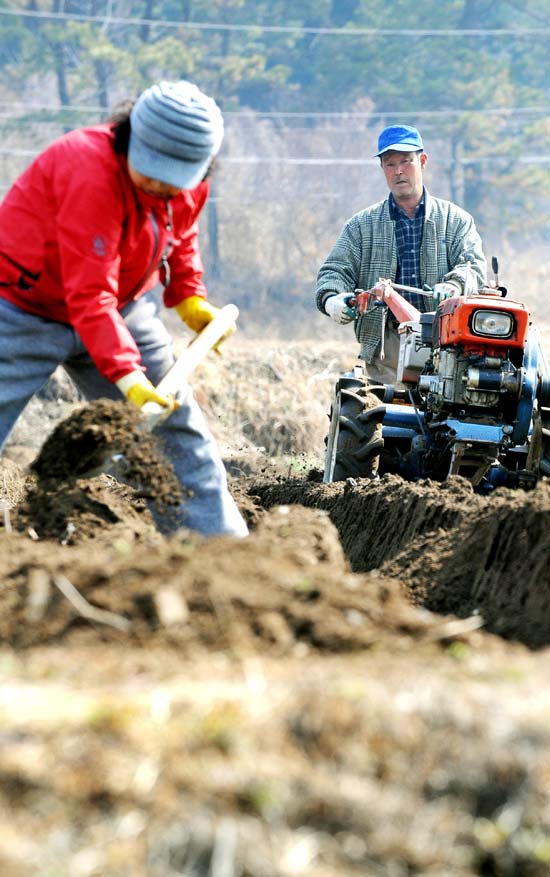 １７日、大田市城北洞（テジョンシ・ソンブクトン）の農村で、農民が耕うん機で土をすき起こしている。