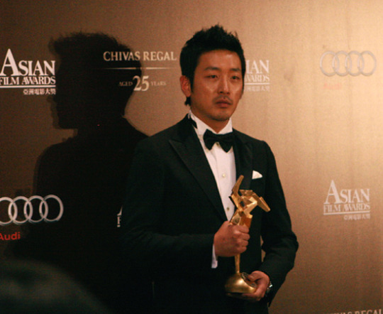 ２１日（日本時間）、香港で開かれた第５回アジア・フィルム・アワードで、最優秀主演男優賞を受賞したハ・ジョンウ。