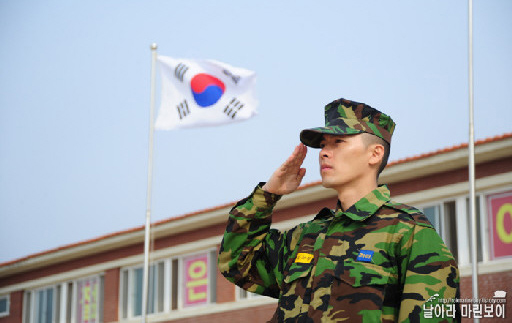 ２２日午前に掲載された軍服姿のヒョンビン（写真＝海兵隊ブログ「飛べ、マリンボーイ」）。