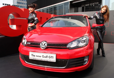 ２７日、事前公開されたフォルクスワーゲンコリアの６世代目のゴルフＧＴＩ。