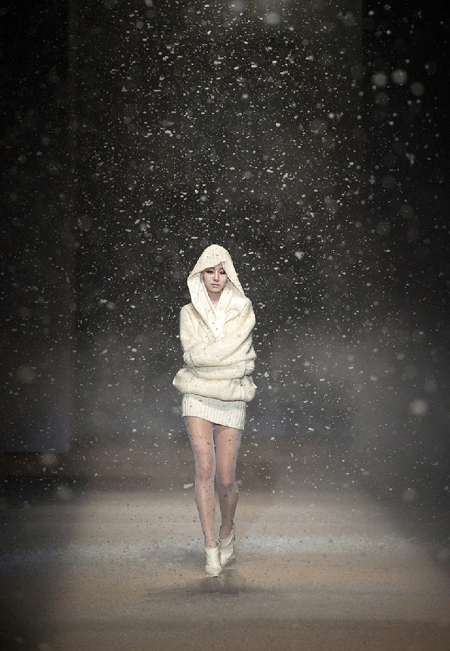 ３１日午前、ソウル大峙洞で行われたイ・サンボン・ファッションショーでスペシャルモデルとして登場したＧ．ＮＡ（ジナ）。