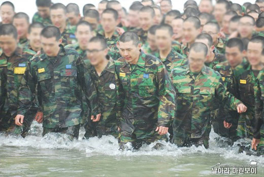 海兵隊に入隊し、訓練を受けているヒョンビン（本名キム・テピョン）。