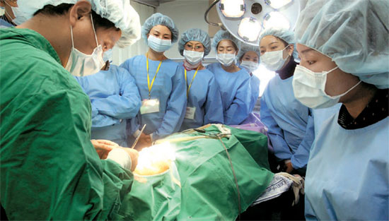 中国から来た整形外科医が３０日、ソウル論硯洞ＢＫトンヤン整形外科手術室でシン・ヨンホ院長の手術を見ている。