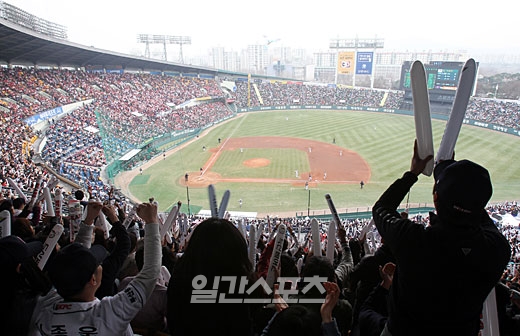 プロ野球の開幕戦に多くの観客が詰めかけた。