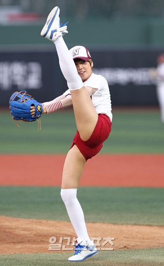 写真】美女グループ「ＬＰＧ」のセミが始球式 | Joongang Ilbo | 中央日報