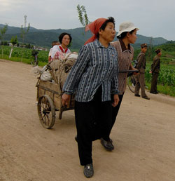 荷物を運ぶ北朝鮮の住民。