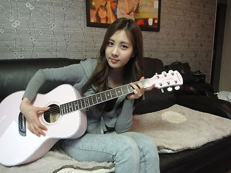ギターを演奏する写真が話題を呼んでいる少女時代メンバーのソヒョン。