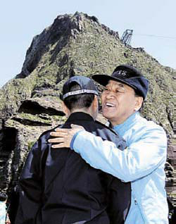 李在五（イ・ジェオ）特任長官が１２日、海軍のヘリコプターに乗って独島（ドクト、日本名・竹島）を訪問した。