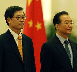 金滉植（キム・ファンシク）韓国首相（左）と温家宝中国首相。