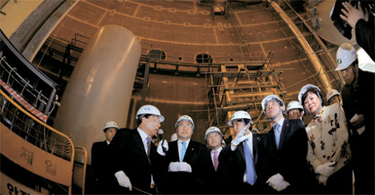 新古里３号機原子炉建設現場を訪問した国会議員。［蔚山＝国会カメラマン団］