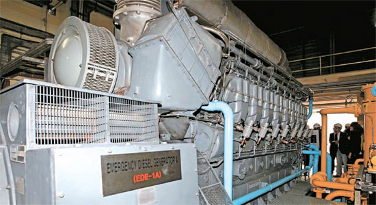 １８日釜山市機張郡の古里原発１号機で取材陣と釜山市庁関係者らが非常発電所のディーゼル発電機を視察している。
