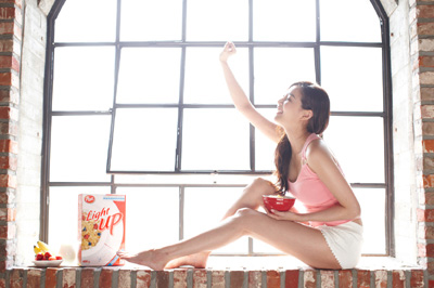 シリアル「ポストライトアップ」のモデルを務めている女優キム・サラン（写真＝「東西食品」提供）。