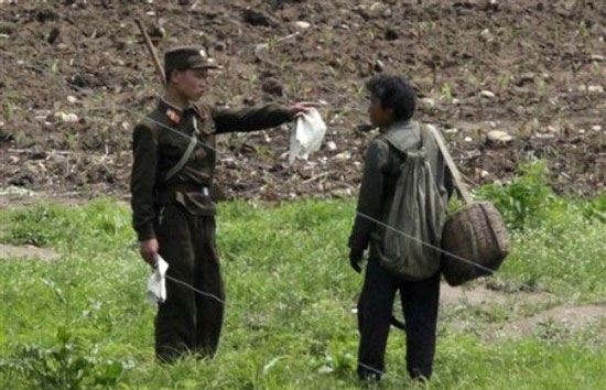北朝鮮の軍人が中国国境地帯で監視している（写真＝チュジンチョソン）。