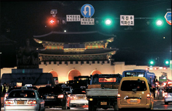 「３色矢印信号」試験運営初日の２０日夜、ソウル鍾路区（チョンノグ）世宗路交差点で車が移動している。