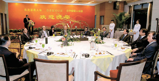 第６回韓日中賢人会議が、２４日から中国湖畔都市の杭州で始まった。