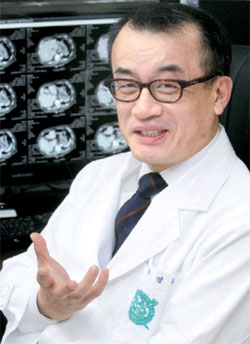 ４日、末期の肺がん患者の治療過程について説明しているソウル大病院の方英柱（バン・ヨンジュ）教授。