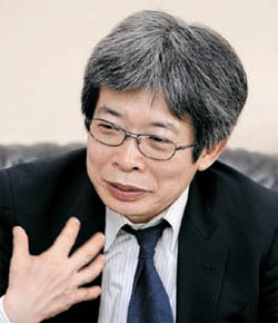 日本政府の内閣官房参与という職責で１７日に訪韓した日本の有名劇作家兼演出家の平田オリザ大阪大学教授。