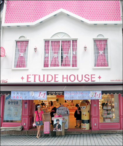 東南アジアの人々に話題のコスメブランドは「ETUDE HOUSE」。「タイの王族も使用している」とのふれこみから人気が広がったそう。各国で少しずつ異なるお土産。こっそりお隣の外国人の買い物かごを覗いてみたら面白いかも？