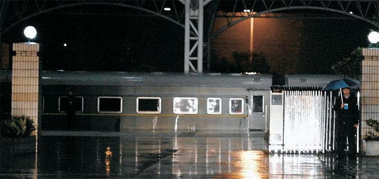 ２２日夜、北朝鮮の金正日（キム・ジョンイル）国防委員長一行を乗せて来た特別列車が中国の揚州駅に停車している。駅周辺には中国当局の厳重な警備が見られ、列車の横に黒のセダンやミニバスなど３０－４０台が待機した。