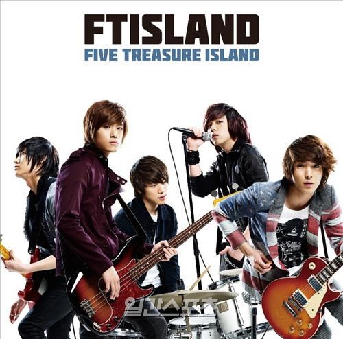 オリコンアルバム部門週間チャートで１位になったＦＴＩＳＬＡＮＤの日本初アルバム「ＦＩＶＥ　ＴＲＥＡＳＵＲＥ　ＩＳＬＡＮＤ」。