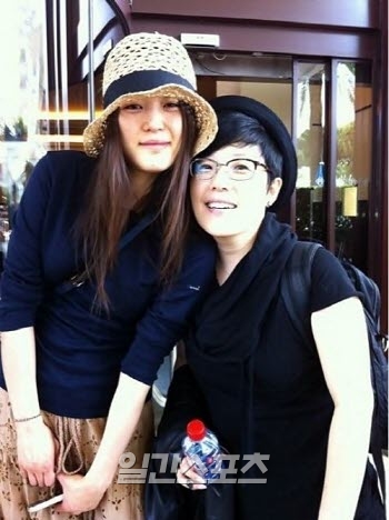 女優チョン・ジヒョン（左）とメーキャップアーティストのチョン・センムル。（写真＝チョン・センムルのツイッター）