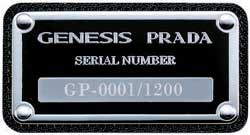 「ジェネシス・プラダ」にはプラダのロゴと生産番号が刻まれた金属プレートが付いている。