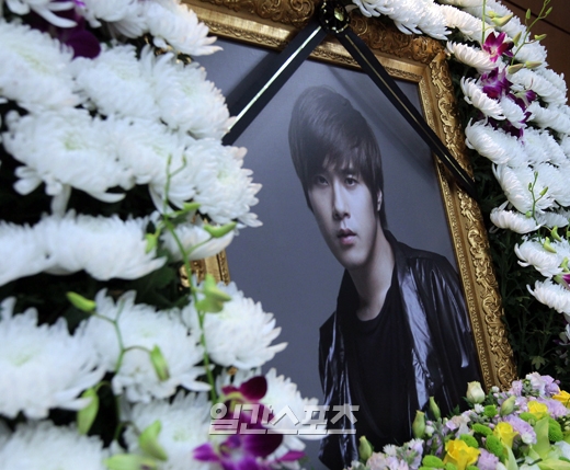 歌手チェ・ドンハの遺影