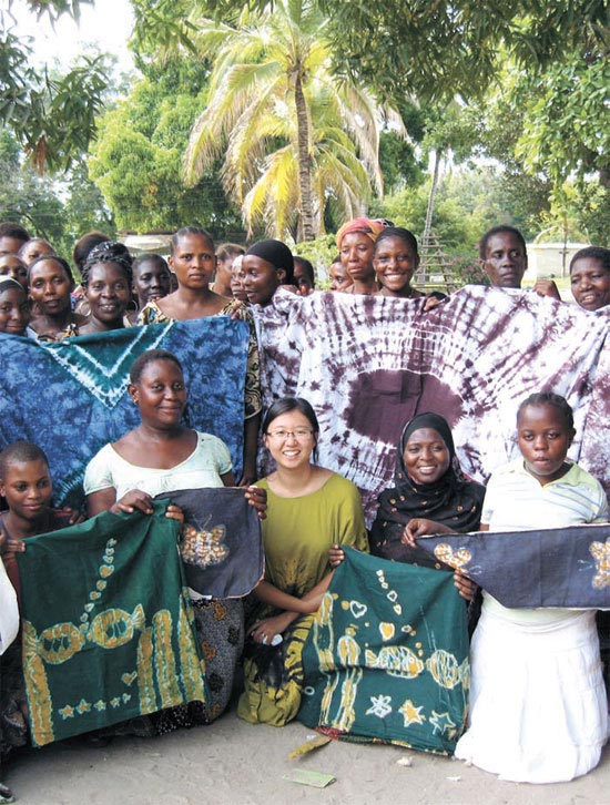 チュ・ユンジョンさん（２６、前列の真ん中）がタンザニアの「ボコ職業訓練センター」の職員および教育生と一緒に写真を撮影した。未婚母教育生は染色した布で服やかばんなどを作りながら生計を立てる。
