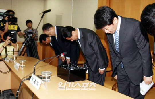 鄭夢奎（チョン・モンギュ）韓国プロサッカー連盟総裁が３０日午後、ソウルのサッカー会館大会議室で、Ｋリーグ八百長波紋と関連して記者会見を開き、頭を下げて謝罪している。