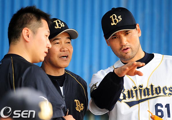 ３０日、岡田彰布監督の決定で２軍降格となったオリックスの朴賛浩（パク・チャンホ、３８、右）。