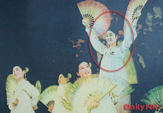 金正恩（キム・ジョンウン）の生母と知られる高英姫（コ・ヨンヒ、赤円の内部）が、１９７０年代に万寿台（マンスデ）芸術団の舞踊家として活動していた時の写真（写真＝デイリーＮＫ）。