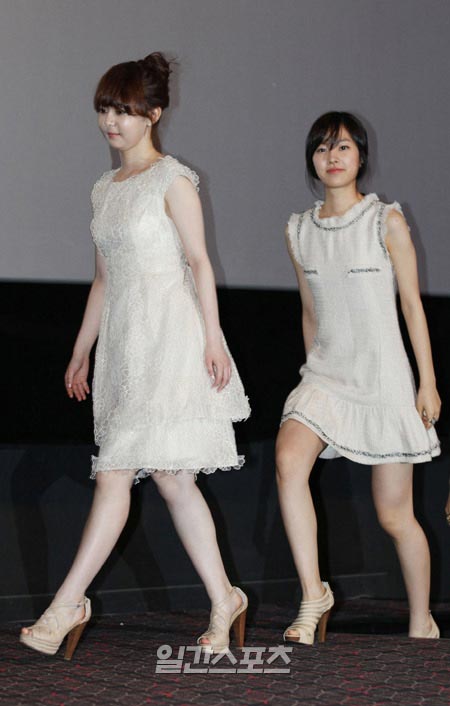 ３０日、ソウル往十里（ワンシムリ）ＣＧＶで開かれた映画「ホワイト：呪いのメロディー」の試写会に登場したチェ・アラ（左）とチン・セヨン。