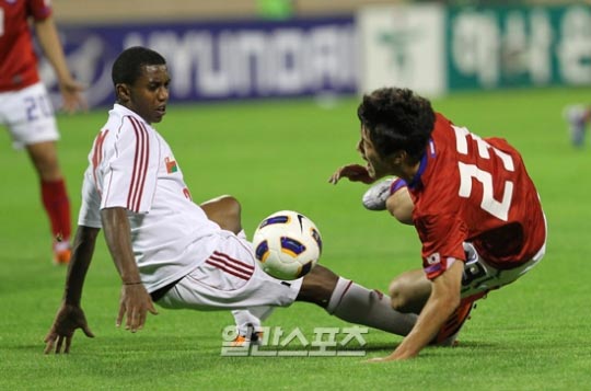 １日に行われた韓国－オマーンの五輪サッカー代表親善試合で、オマーン選手のスライディングタックルを受けて倒れるムン・サンユン。