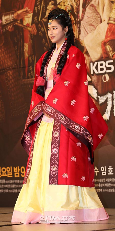 １日、ソウル麻浦（マポ）ガーデンホテルで開かれたＫＢＳ（韓国放送公社）第１の時代ドラマ「広開土大王」の制作発表会で、ポーズをとっている女優オ・ジウン。
