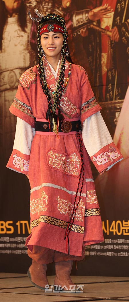 １日、ソウル麻浦（マポ）ガーデンホテルで開かれたＫＢＳ（韓国放送公社）第１の時代ドラマ「広開土大王」の制作発表会で、ポーズをとっている女優キム・ジョンファ。