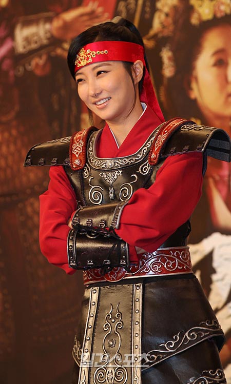 １日、ソウル麻浦（マポ）ガーデンホテルで開かれたＫＢＳ（韓国放送公社）第１の時代ドラマ「広開土大王」の制作発表会で、ポーズをとっている女優イ・イネ。