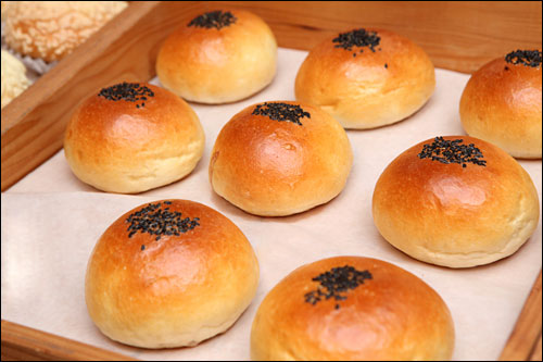 おしゃれスポットのカロスキルには日本人が作るパン屋、「TOKYOPANYA」が登場。あんぱん、メロンパン、カレーパンなど丁寧に作られた日本式のパンが女性たちを虜にしています。