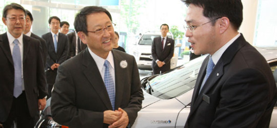 トヨタ自動車の豊田章男社長（真ん中）が４日、ソウル論硯洞（ノンヒョンドン）展示場で営業職員と対話している。