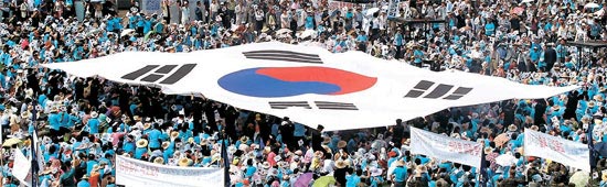 ６日、ソウル広場で大型の太極旗（テグッキ、韓国の国旗）が広げられている。