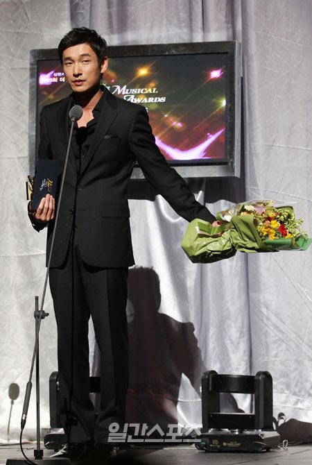 チョ スンウ ザ ミュージカル アワーズで男優主演賞を受賞 Joongang Ilbo 中央日報