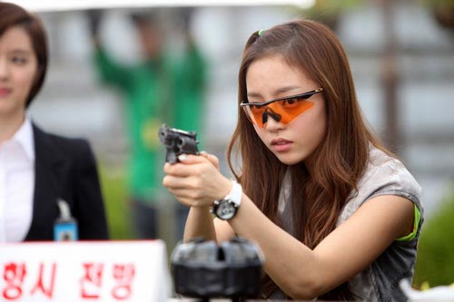 ２日、ＳＢＳ（ソウル放送）の水木ドラマ「シティーハンター」の撮影で射撃シーンを披露したク・ハラ。