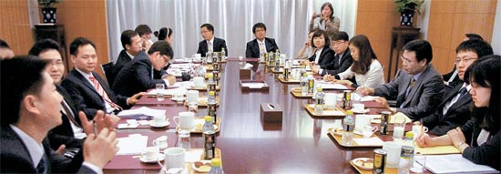５月３０日、北京の中国外務省庁舎を訪問したキム・ギヒョン書記官、イ・ウンオク書記官（テーブル右側から５人目、６人目）ら韓国の若手外交官が中国側の同年輩の外交官（テーブル左側）と韓半島情勢などについて討論している。天安艦事件以降の中国の北朝鮮庇護など敏感な問題をめぐり舌戦を繰り広げた（写真＝外交部提供）。