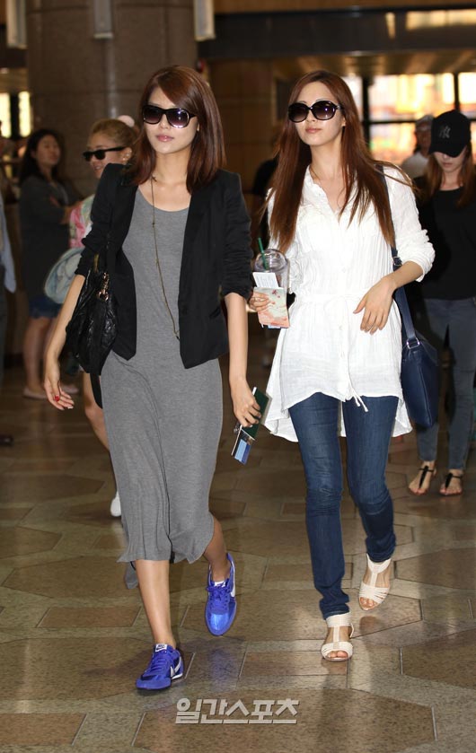 １６日、金浦（キンポ）空港から日本に向けて出国する少女時代のスヨン（左）とソヒョン。