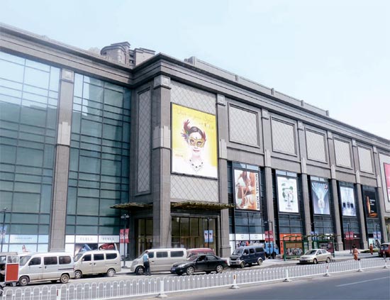 １００％韓国内資本で建てられたロッテ百貨店天津店。「雪花秀」「ｏｎ＆ｏｎ」など中国人に人気の韓国化粧品や女性衣類ブランド４０余店が入店した。