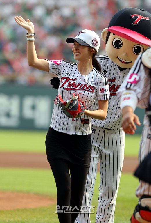 女優のキム・テヒが１８日、ソウル蚕室（チャムシル）野球場で行われたプロ野球ＬＧ－ＳＫ戦で、始球式後に観衆に向かって手を振りながらあいさつしている。
