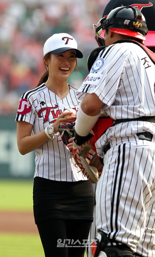 女優のキム・テヒが、始球式を終えた後にチョ・インソンから始球後のボールを手渡されている。